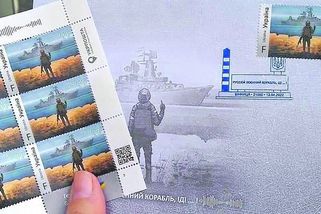 Ukrajinská známka se vzdorným gestem proti válečné lodi se prodává za tisíce - Novinky