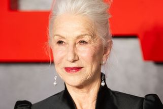 Úžasná Helen Mirren slaví 80. Miluje barvy, ranní milování a svého muže - Proženy.cz