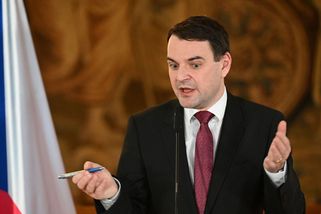 „Co bude následovat? Zvací dopis?“ Macinka rozpust...