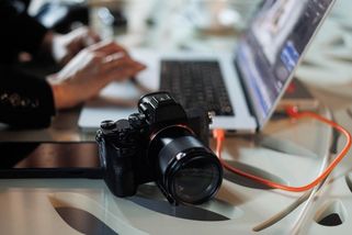 Nebetyčný rozdíl. Rotterdamská zastupitelka si ve volební kampani upravila fotku a zesměšnila se - Novinky