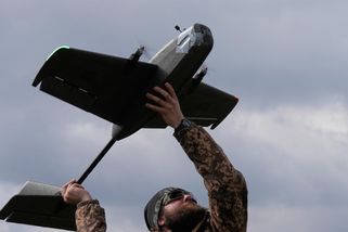 Ukrajinští vojáci už měli svázané ruce a čekalo je ruské zajetí. Pak přiletěl dron