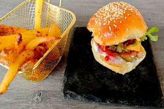 Mini burger místo chlebíčků. Sousedka se mnou pak týden nemluvila | Zdraví na talíři