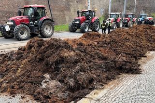 Zajištění řidiče, který vysypal hnůj, i těžkooděnci. Na protestu zemědělců zasahovali policisté - Novinky