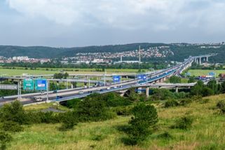 Dálnice D1 praská ve švech. Úsekem u Průhonic projede denně podle měření přes 100 tisíc aut