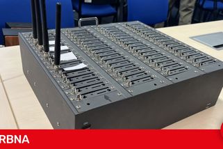 Úvěry na cizí jména i vybílené účty. Policisté dopadli dvojici podvodníků