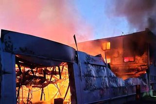 „Přispějte nám na další úder,“ žádá skupina, která má stát za požárem haly v Pardubicích