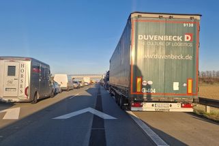 Kolaps na dálnici D2 kvůli porouchanému kamionu. Směrem do Brna se nedá projet - Novinky