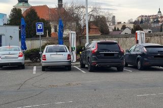 „Zaslouží si pár facek a propíchnout gumy“, křičel majitel elektromobilu před zablokovanou nabíječkou