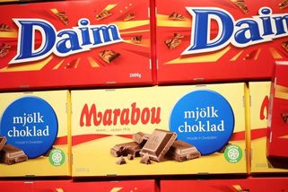 Švédský senior dostal drakonickou pokutu. Kousl si do zaplacené čokolády ještě uvnitř prodejny - Novinky