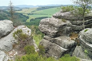 Na Broumovsko k Niagáře a na stolovou horu, v jejíchž skalách kdysi lidé marně hledali úkryt - Médium.cz