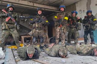 „Právě jsme zajali 4 krásky.“ Ruští velitelé vyslali vojáky vztyčit vlajku ve vesnici, která jim nepatřila. Ukrajinci si na ně počkali