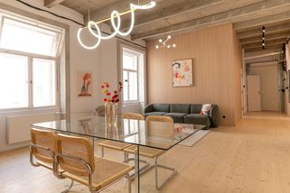 Designový byt ze starého ateliéru. Luxusní rekonstrukce hotová za tři měsíce i s umyvadlem na míru - Proženy.cz