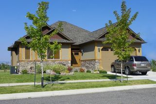 Parkování před vlastní garáží se může prodražit. Řidiči netuší, že páchají přestupek i na svém prahu