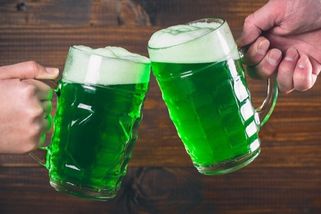 Zelené pivo v hospodě? Pozor, často jde jen o barvivo za pár korun. Jak poznat to pravé