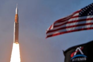 Houstone, máme problém! Astronautům se na lodi se rozbila toaleta. Posádka už míří k Měsíci
