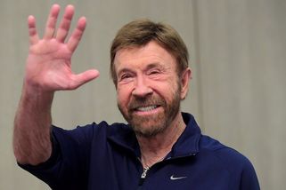 Už žádný vtip nepomůže: Chuck Norris zemřel. Jen před 10 dny oslavil narozeniny