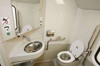 Na záchodku ve vlaku šmátral dívce po stehně. Za sexuální útok dostal podmínku - Novinky