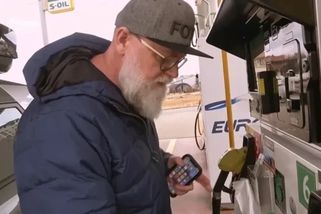 Fotr natankoval benzin za 27 korun. Samou radostí se pak automatu poklonil