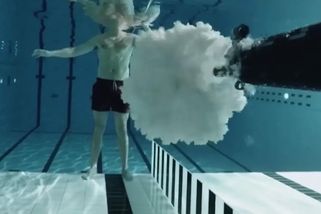 Střelba pod vodou: Jak to vidíme ve filmech a jaká je skutečná realita