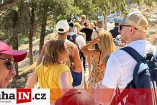 prahain.cz/kultura/rusove-predbihali-ve-fronte-na-akropoli-po-reakci-davu-to-uz-nezopakuji-24071.html