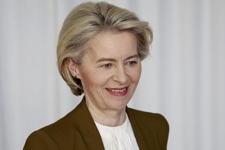 Bývalá lékařka Von der Leyenová poskytla pomoc pasažérce v letadle - Novinky