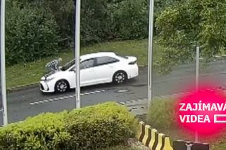 Scéna jak z akčního filmu: Okradený muž skočil na kapotu zlodějova auta | Zajímavá videa