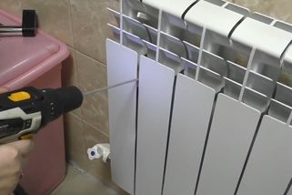 Prach uvnitř radiátoru? Vrtačka s houbičkou na nádobí s ním zatočí | Tipy za hubičku