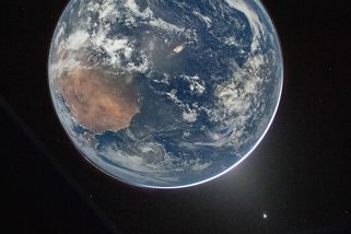 OBRAZEM: Země očima kosmonautů z Artemis II. NASA zveřejnila dechberoucí snímky z mise kolem Měsíce