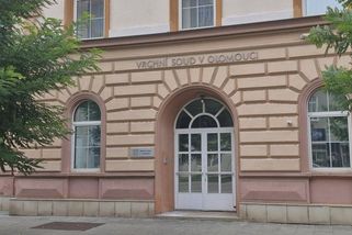 Donutil nezletilou, aby ho sexuálně uspokojovala. Trest 4,5 roku je podle soudu mírný, zpřísnit ho ale nemohl - Novinky