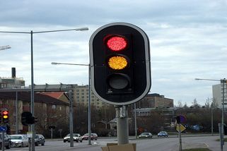 Pozor: Přichází změna, na kterou si musí zvyknout každý řidič. Semafor bude mít nově 4 barvy. Bude ji muset znát každý