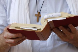 „Extrémně nepříjemné.“ Blízkým spolupracovníkem biskupa v Plzni je sexuální delikvent - Novinky