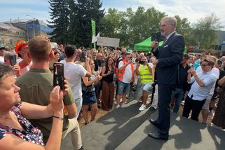 Na Fialu si v Děčíně počkali příznivci SPD, přehlušili jej mobilní sirénou - Novinky
