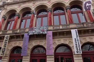 Divadlo v centru Paříže obsadili migranti. Nikdo neví, co s nimi - Novinky