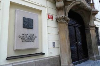 Blíží se volby. Poslanci hovoří o zvýšení příspěvku na péči - fintag.cz