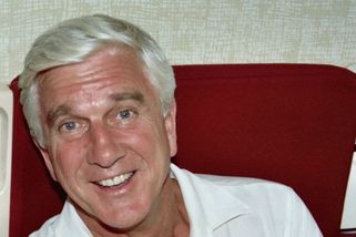 Leslie Nielsen: herec, který se náhodou stal králem komedie. V kapse vždy nosil prdící strojek - Médium.cz