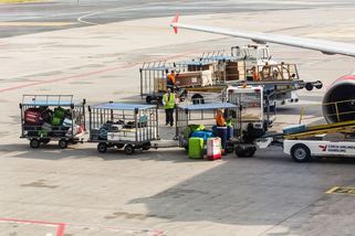 Kolik lidí nakládá na pražském letišti kufry? Během dne i 80, tvrdí firma - Novinky