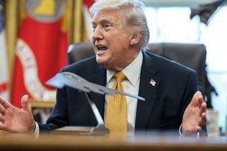 Trump v pasti ve vlastní show: Nakonec na Ukrajinu zbraně pošle a Evropě dá pokoj - Médium.cz