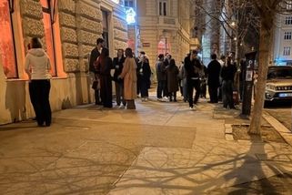 prahain.cz/zivot-ve-meste/davy-lidi-s-pivem-pred-automatem-matuska-trapi-obyvatele-podnik-se-snazi-situaci-resit-26701.html