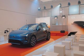 Budou se na něj stát fronty? Pokrokové rodinné Volvo EX60 jsme si prohlédli naživo - Garáž.cz