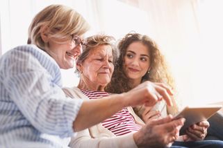 Tři generace žen, tři různé přístupy ke zdraví a kráse: Rozdíl je opravdu propastný - Proženy.cz