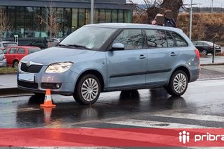V Dobříši srazilo ženu na přechodu auto, řidička před přebíhající chodkyní nestihla zastavit