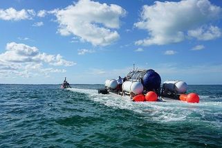 Poslední záběry ponorky před sestupem k Titaniku. Dívka je natočila z paluby mateřské lodi - Novinky