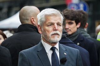 Velká chyba, vyčítají čeští politici Pavlovi neúčast v Paříži. Nebylo to možné, vysvětlil Hrad