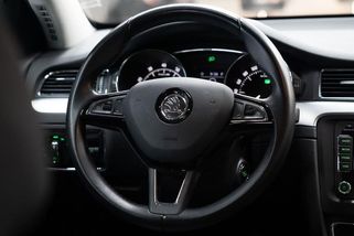 Na prodej je škodovka, jaká už nikdy nevznikne. Pozoruhodně zachovalý Superb má motor, který je v dnešní době nemyslitelný - Garáž.cz