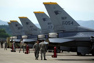 Američtí a holandští piloti začali střežit nebe na...