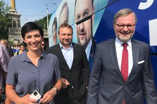 Bude nás volit 80 procent lidí, usmíval se Fiala při představení volebního autobusu