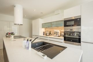 Nevýhody kuchyní do U a proč se nevyplatí recirkulační digestoř – vyzpovídali jsme české hospodyňky