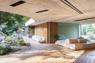 Místo, kde je bydlení zážitek. Luxusní vila splývá se zeleným údolím a má vlastní jezero - Proženy.cz