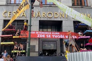 Policie sundala aktivisty z budovy ČNB - Novinky