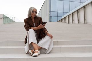 Tyhle kalhoty by české seniorky v létě rozhodně neměly nosit. V roce 2025 jsou trapné a dávno z módy